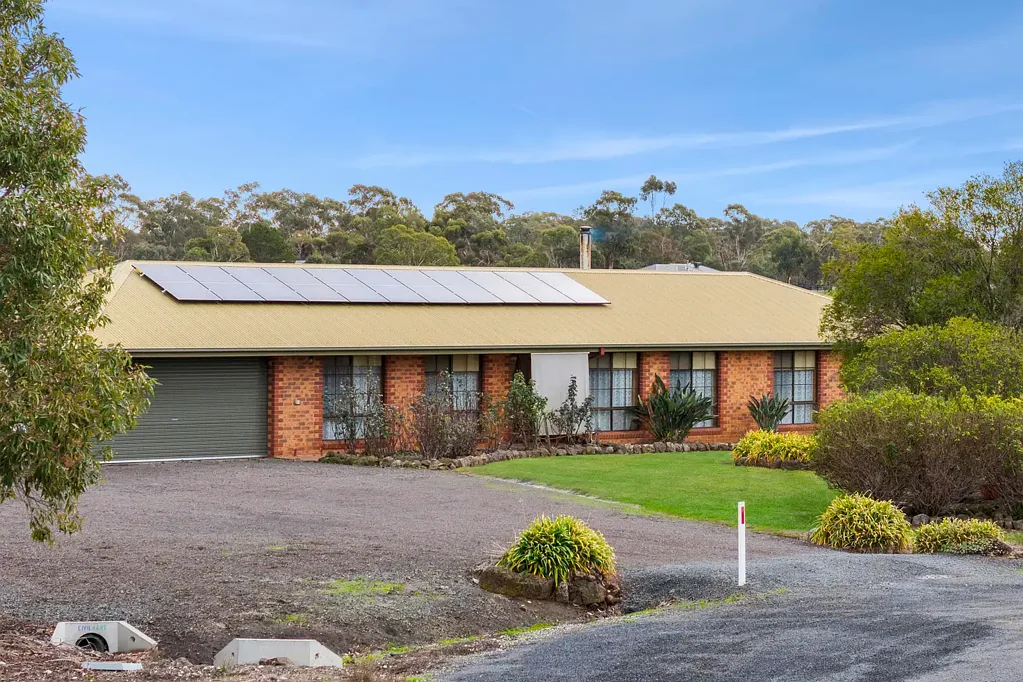 Clunes 3Kwarto Spacious Family Home with Extra Living & Excellent Shedding