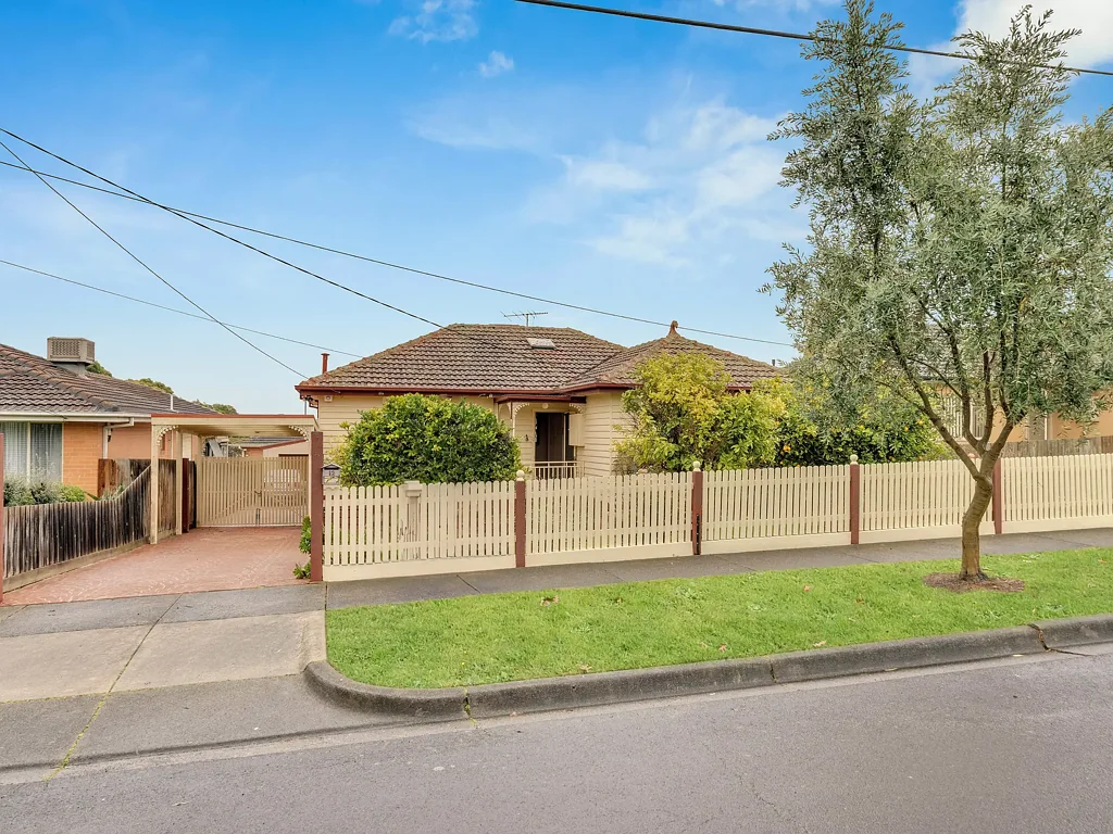 Noble Park North 3Habitaciones Family home with options to develop