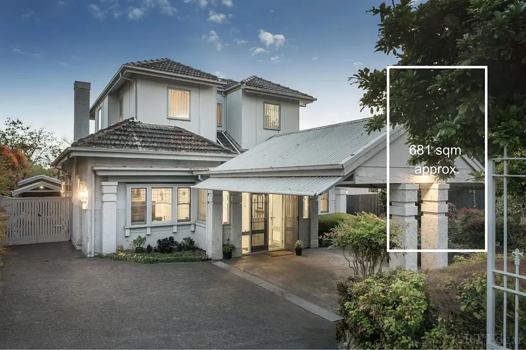 Kew 7房 Kew 地标性机遇，占地 681 平方米，拥有卓越的家庭灵活性 A Landmark Kew Opportunity on 681sqm with Exceptional Family Flexibility