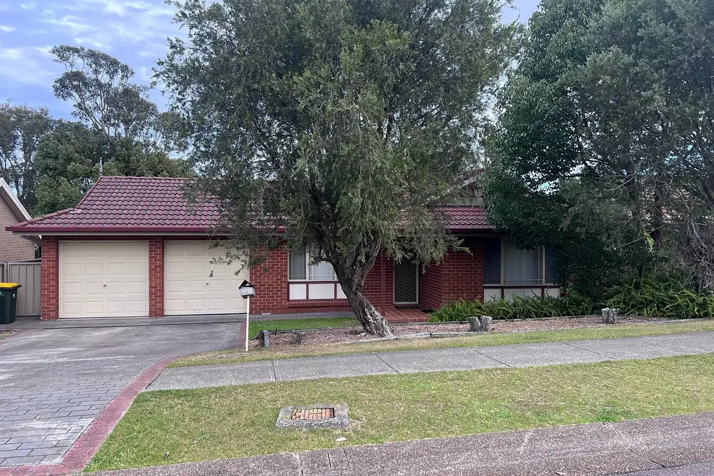 4 BEDROOM HOME IN LAKESIDE!!!