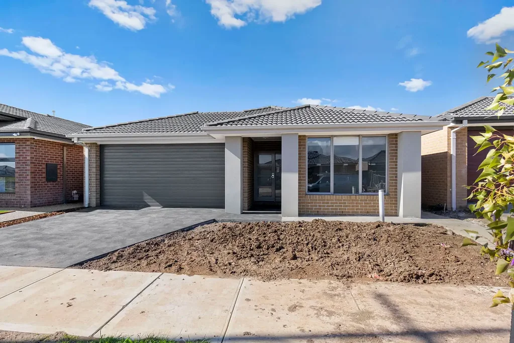 All About location - Walking distance to Wyndham Vale Train Station