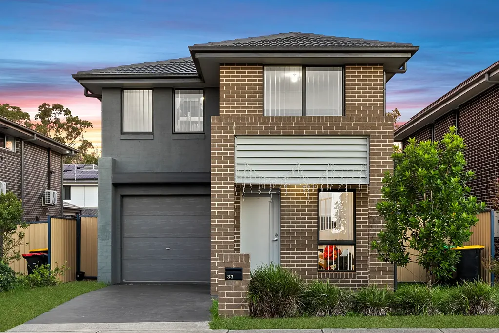 Edmondson Park 4Zimmer DOUBLE-STOREY RESIDENCE IN PRIME LOCATION - IDEAL FOR FAMILIES OR INVESTORS