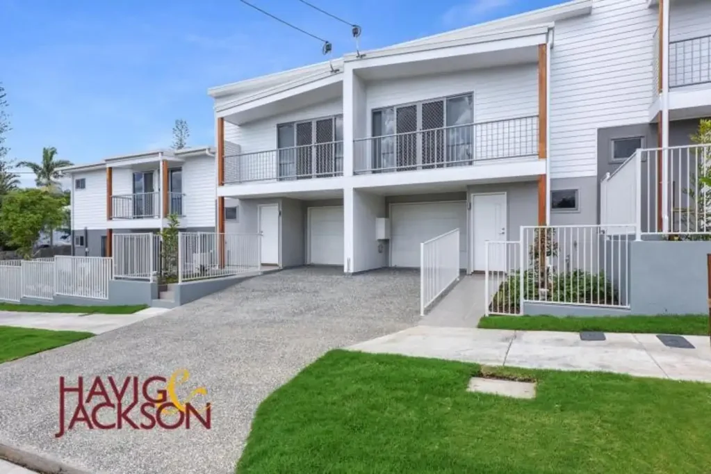 LUXURY TOWNHOUSE IN GREAT LOCATION
