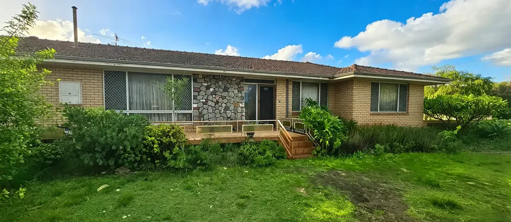 Morley 3Moenga OPTIONS GALORE w/ in a convenient pocket of Morley: 3-Lot Subdivision, Move in, Reno, Granny Flat - the choice is yours!