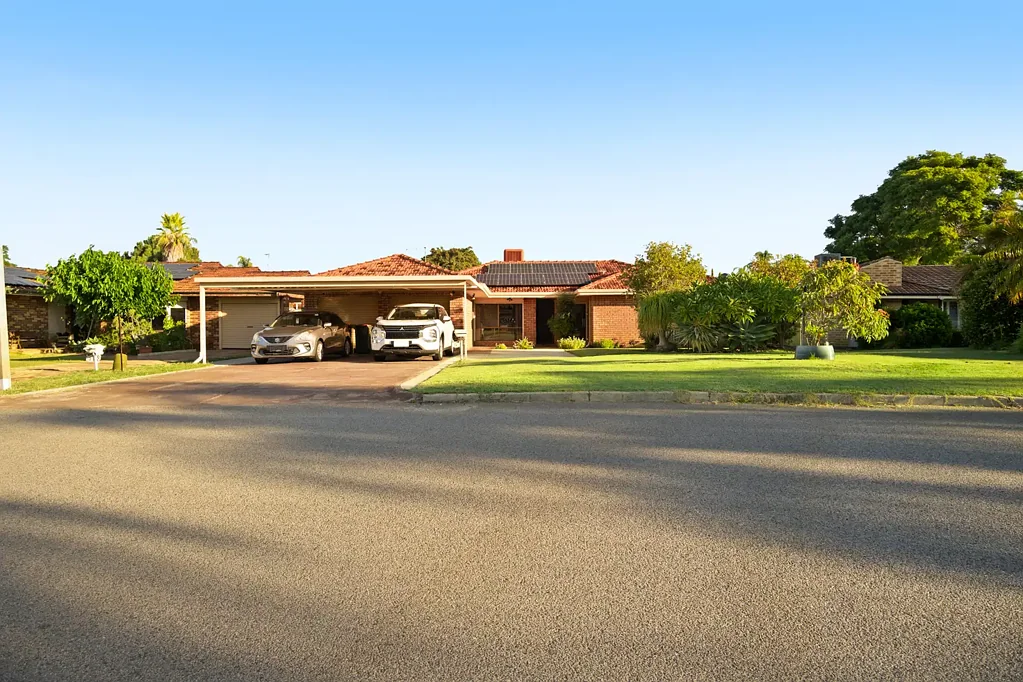 Ballajura 4Zimmer Spacious Family Living on a Generous Green Title Block - Prime Ballajura Location
