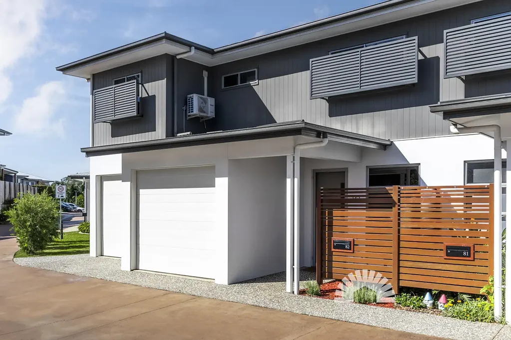 Joyner 3房 现代联排别墅生活，背靠一英里高尔夫球场 Modern Townhouse Living Backing onto One Mile Golf Course