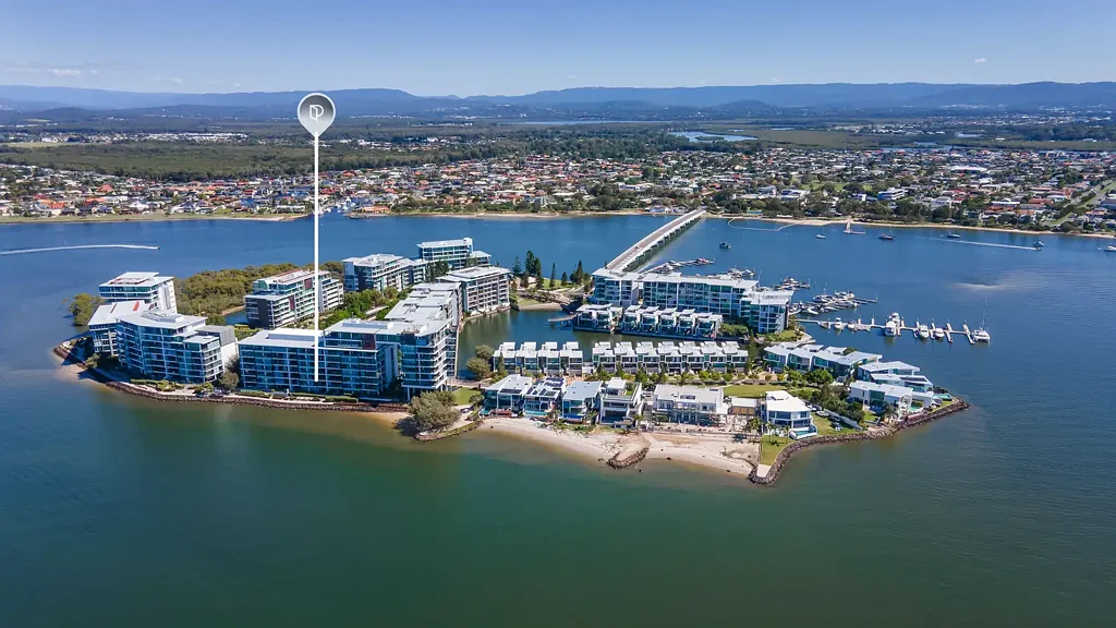 Paradise Point 2침실 Broadwater Panorama - Flow-Through Floorplan - 2 Individual Car Spaces