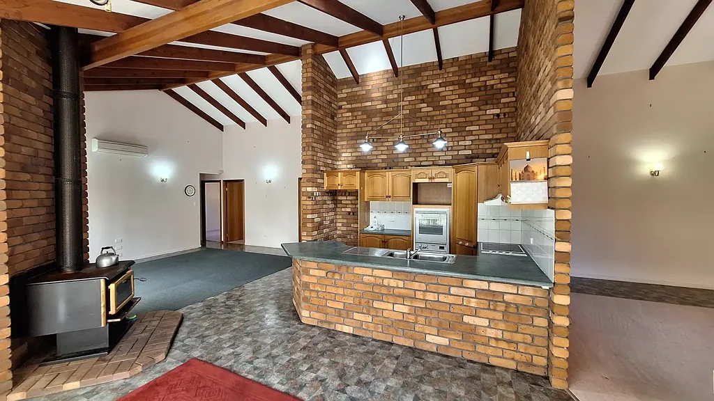 Stanthorpe 4कमरा Brick Home - Edge of Town on an Acre and a Half