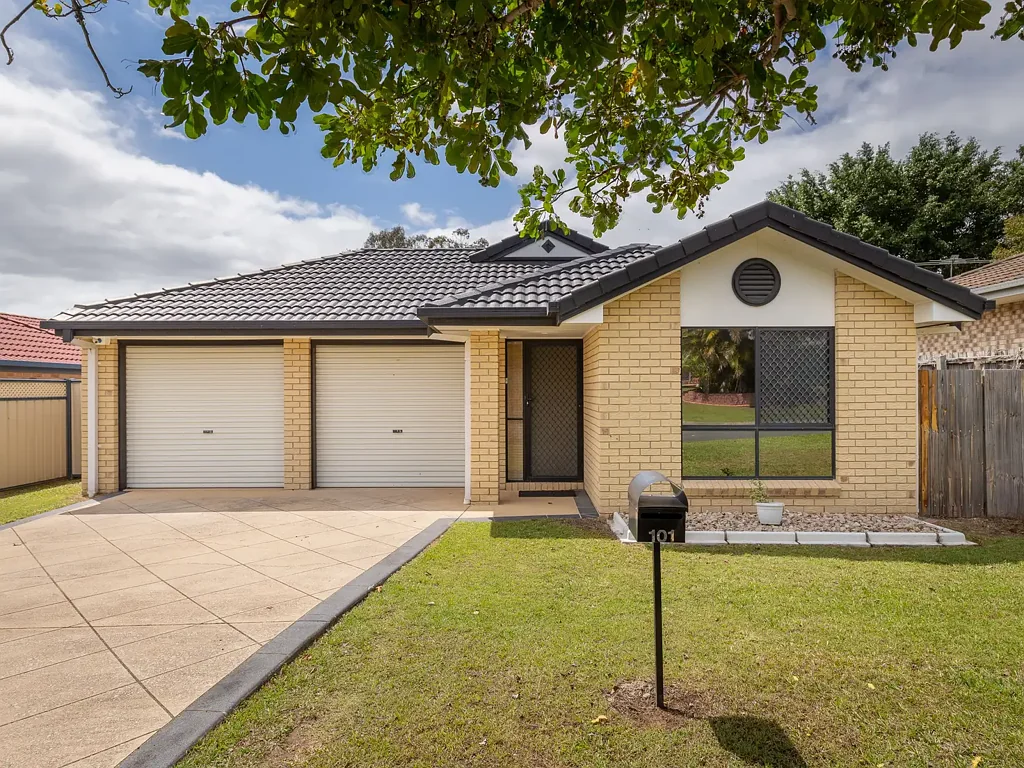 Leased by Sam Skinner - Walking distance to Stretton State College,