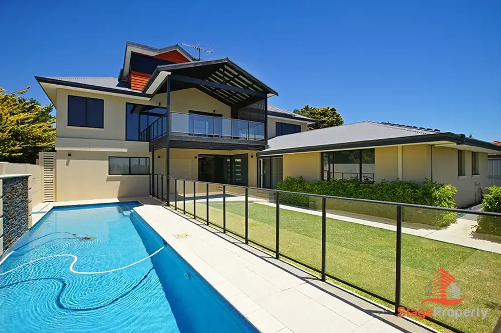 Spectacular elevated position and breathtaking panoramic tree-lined views