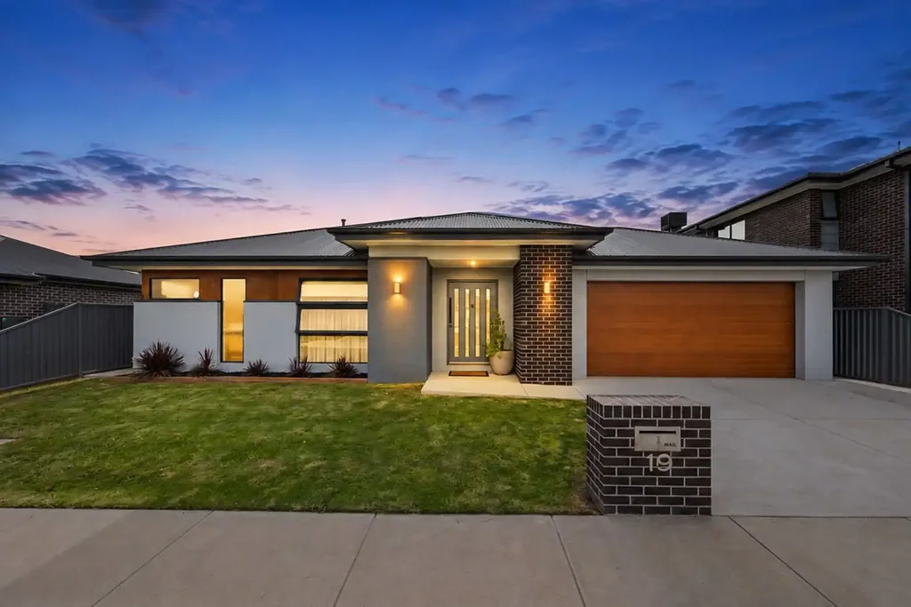 Alfredton 4房  Four - Bedroom Family Entertainer For Sale With Swimming Pool And Alfresco Living In Alfredton