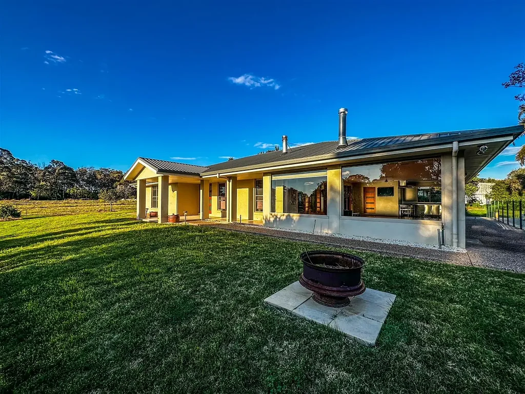 Exquisite Residence on the Granite Belt  RARE RURAL ESCAPE | 10 MINS NORTH OF STANTHORPE