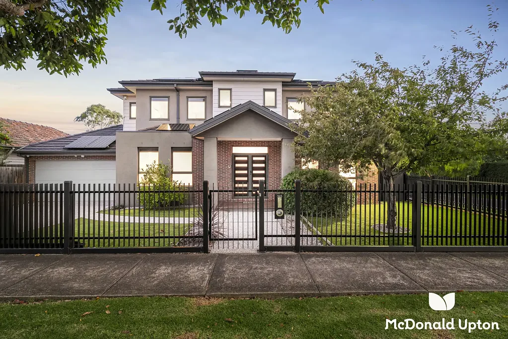 Pascoe Vale South 4房 Strathmore Secondary区 明亮宽敞住宅 日落露台 环绕式厨房 烧烤露台 四车停车位 太阳能供暖制冷 Clever Flexibility, Sunlit Functionality