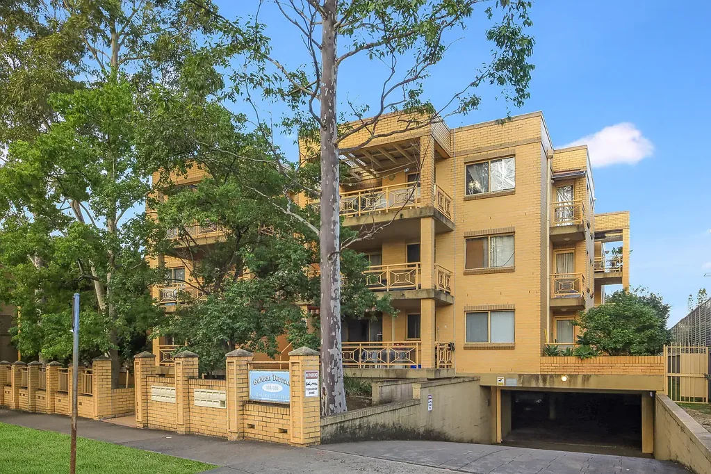 Guildford 2房 Guildford火车站对面 2卧室公寓

主卧带步入式衣橱、独立浴室、阳台

第二卧带内置衣柜

开放式起居区、空调

新粉刷、复合地板

现代厨房、燃气灶、早餐吧台

带隐私屏风、遮阳带顶阳台

面积约89平方米+15平方米车库

租金每周$585，租约到期

物业管理费约$976（$737管理费+$239储备基金） Prime Location