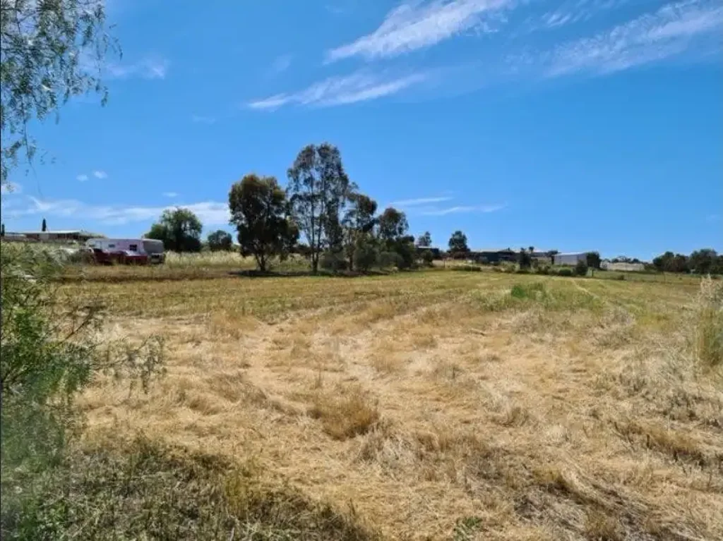 York  2.5 ACRES R10 YORK 
 Subdividable block