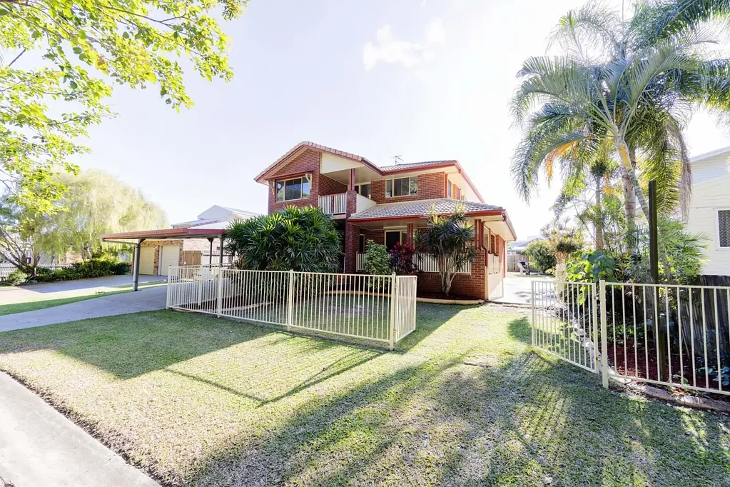 Mackay 4ਬੈੱਡਰੂਮ Live in a stunning Tree lined street, in a family home filled with charm.