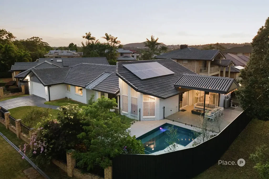 Carindale 5房 691平米转角地块 高端AEG电器 全围栏草坪庭院 双车库安全配置 学区房优质选择 Elegant Five-Bedroom Lowset With Swimming Pool