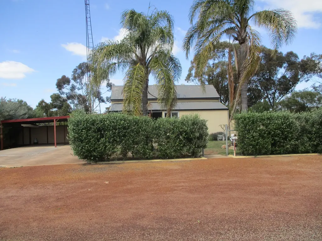 Cunderdin 3બેડરૂમ RARE FIND WITH HOME 1.42HA (3.5 ACRES) LAND FENCED