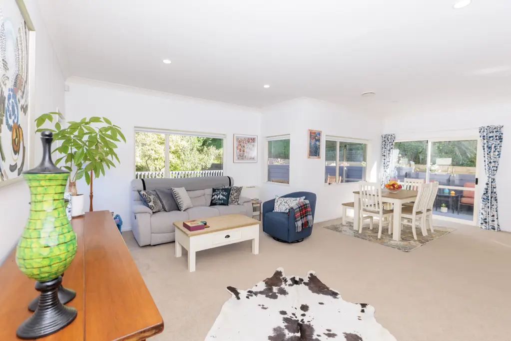 Churton Park 3Habitaciones Overseas Calling - Opportunity Beckoning!
