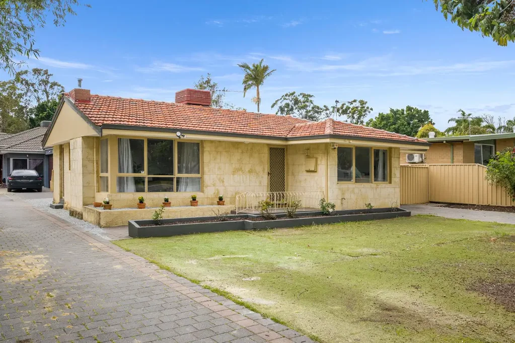 Forrestfield 4બેડરૂમ WAIT to be IMPRESSED.   MAGNIFICENT LIGHT BRIGHT & SPACIOUS 4 BED 1 BATH PLUS STUDY, RUMPUSROOM OR STUDIO STUNNING PRESENTATION