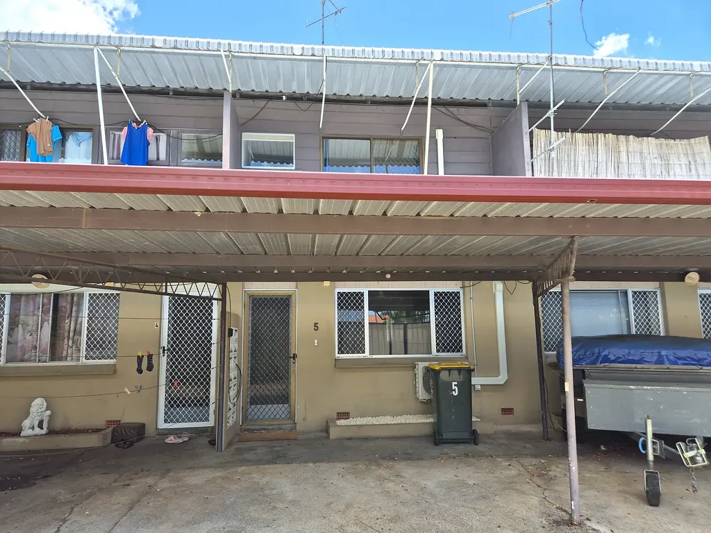 2 STOREY, 2 BEDROOM UNIT CLOSE TO CBD