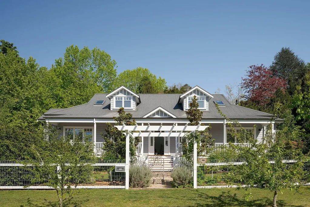Leura 5房  The Essence of Leura Village Living on Private Established Gardens