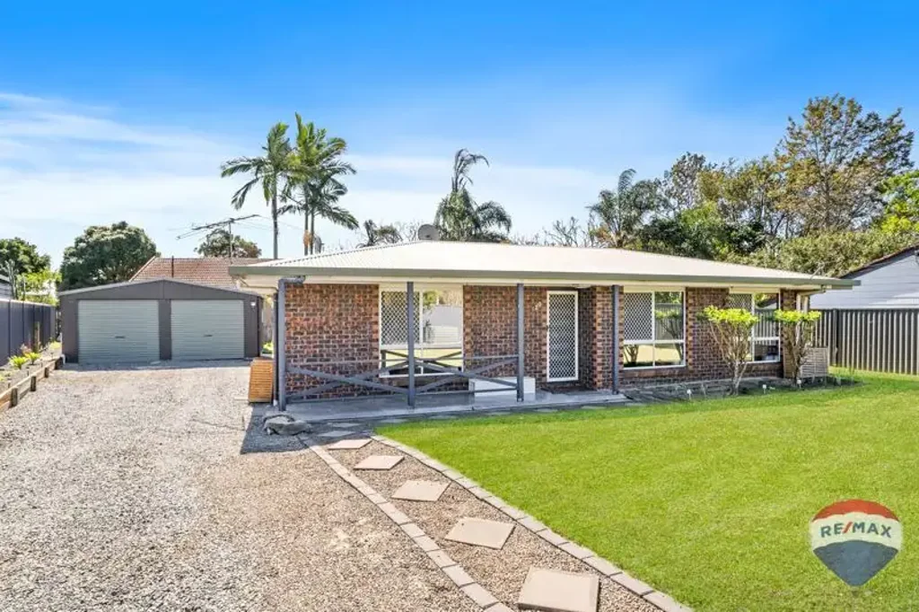Beautiful well maintained semi-furnished house for rent in the heart of Slacks Creek!