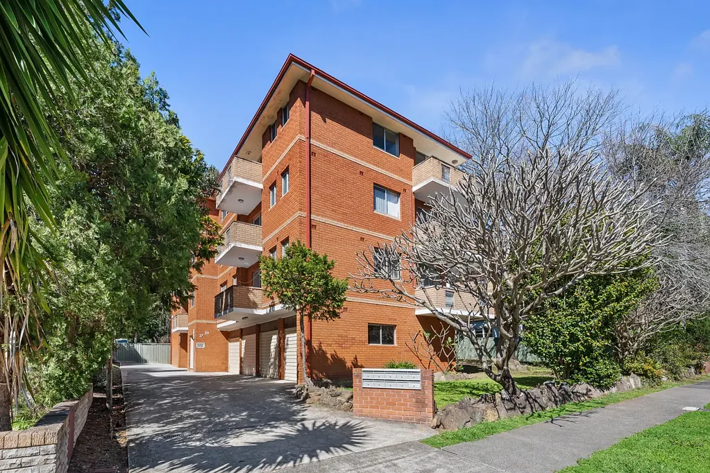 Mortdale 3房 位于中心位置的宽敞三卧室公寓 Spacious Three-bedroom Apartment in Central Position