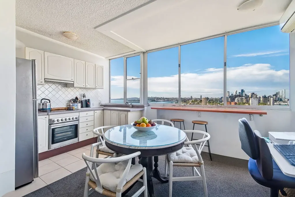 Neutral Bay 1બેડરૂમ Elevated lock-and-leave living with stunning harbour views