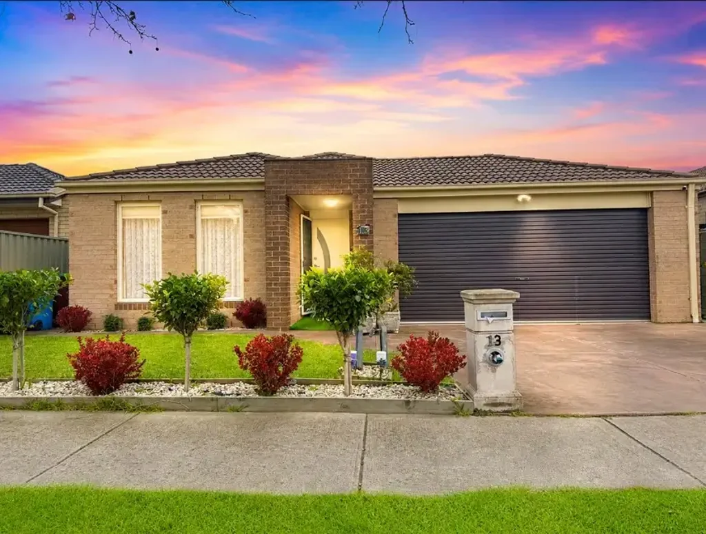 Cranbourne East 4कमरा Parkfront Family Living with a Pool & Premium Upgrades