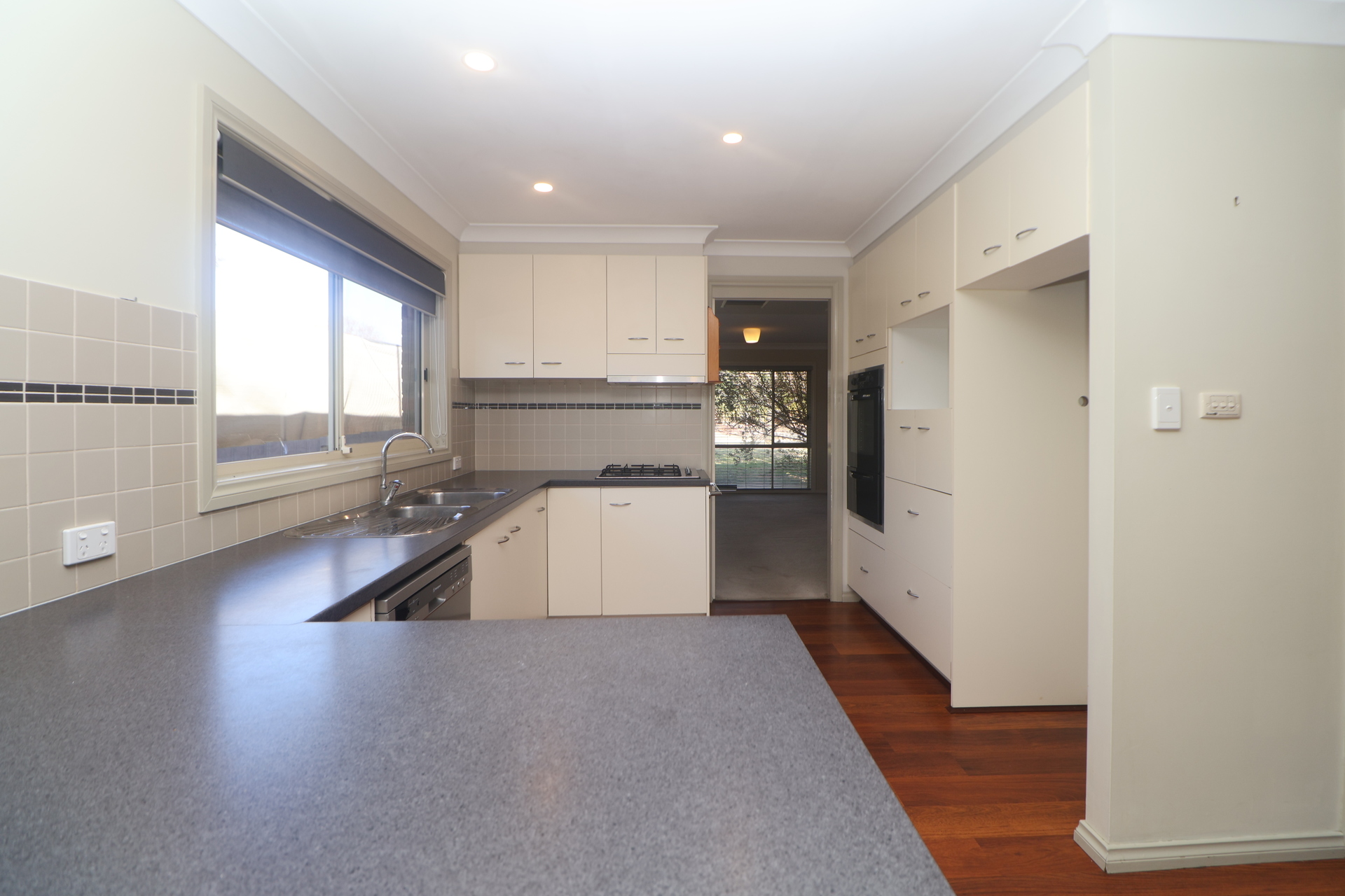 19 BALLEROO CR, GLENFIELD PARK NSW 2650, 0部屋, 0バスルーム, House