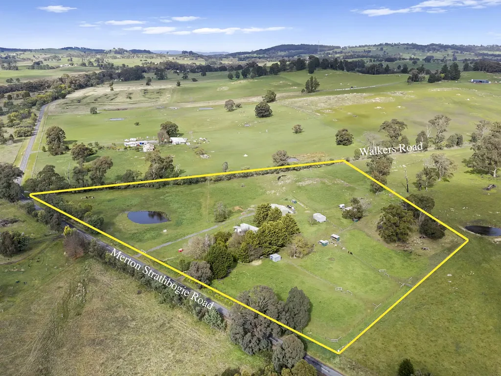 Strathbogie Productive 8.4 Acres  - Strathbogie Tablelands – Comfortable 3Br Home with Dual Living - Bore Water -Shedding