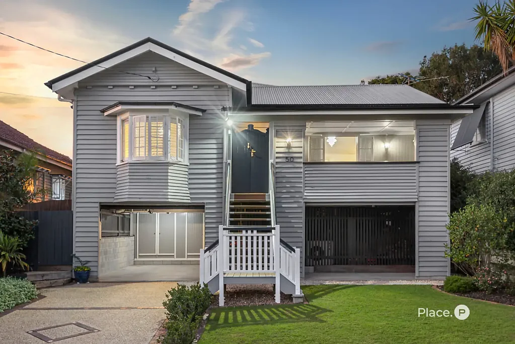 Camp Hill 5房 《永恒的昆士兰优雅，俯瞰城市风光》 Timeless Queenslander Elegance with Elevated City Glimpses