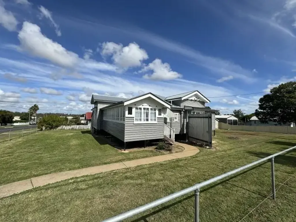 Kingaroy 5 Bedroom Renovated Duplex, Close to town.  **Great Rental returns**