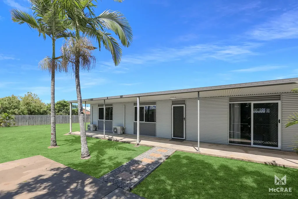 Bowen 6 Bedroom NEWLY RENOVATED DUPLEX PAIR - CENTRAL LOCATION!