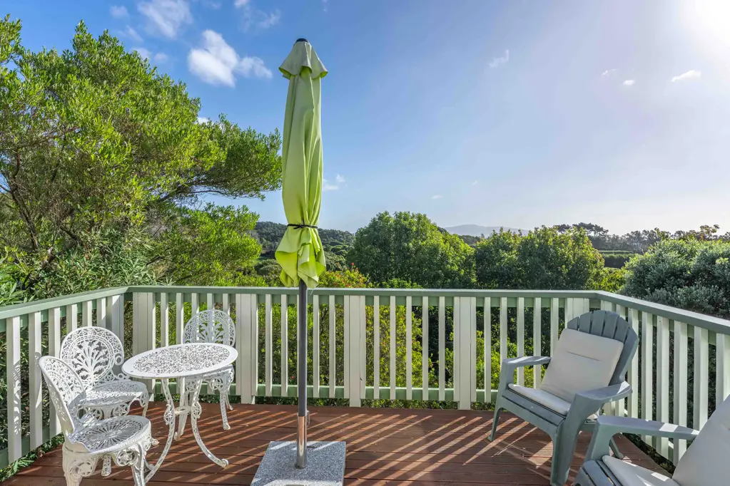 Waikanae 3 Bedroom Charming, Private Home with Fantastic Views