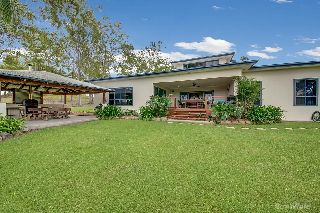 Benaraby 4Moenga Elevated Lifestyle Living - "Home on the Hill"