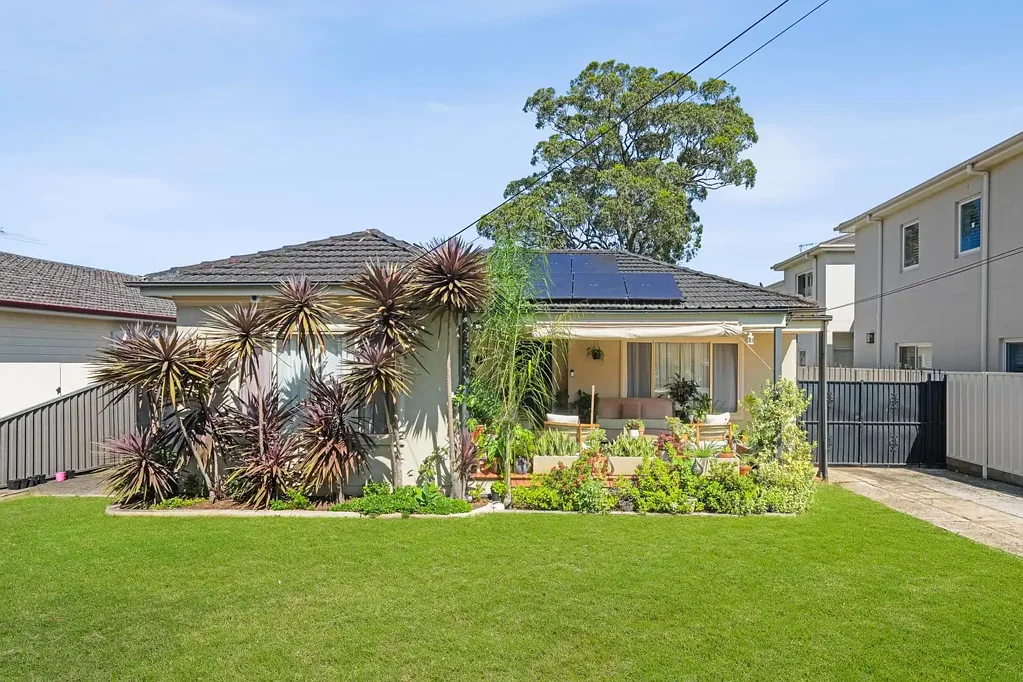 Greenacre 4Zimmer Versatile Home with Development Potential on a Generous 670sqm Block & 16.76m frontage