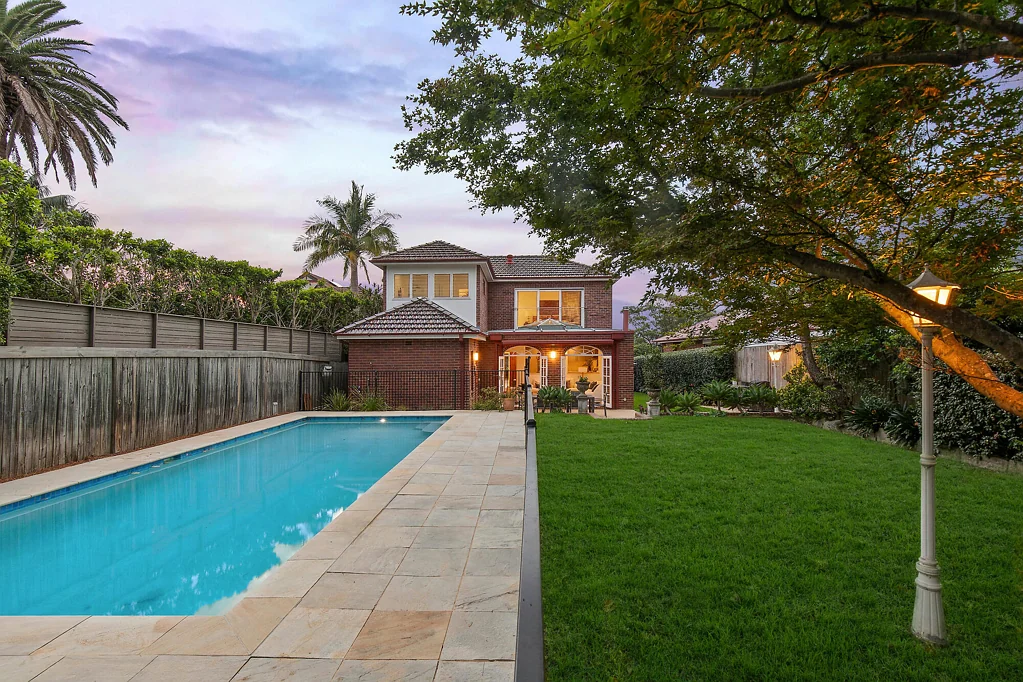 Lane Cove 5房 954.8平米平地地块 紧邻Lane Cove Village 回收铁路桥梁加固厨房 阳光露台 电动遮阳篷 盐水游泳池 父母休息区 全套套间浴室 高天花板 彩色玻璃窗 Beautiful reimagined character home in a prized location