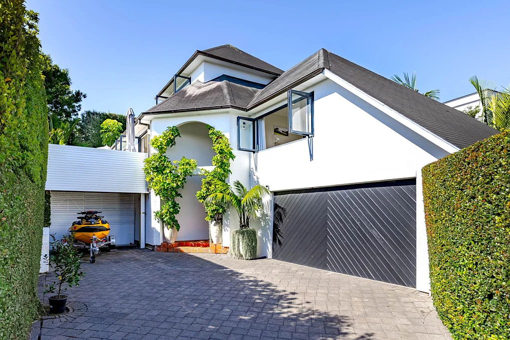 Remuera 3房 入驻人人向往的街道！内进式双车库+环绕式露台，饱览城市天际线与天空塔景观！ Opportunity on the Street Everyone Wants!