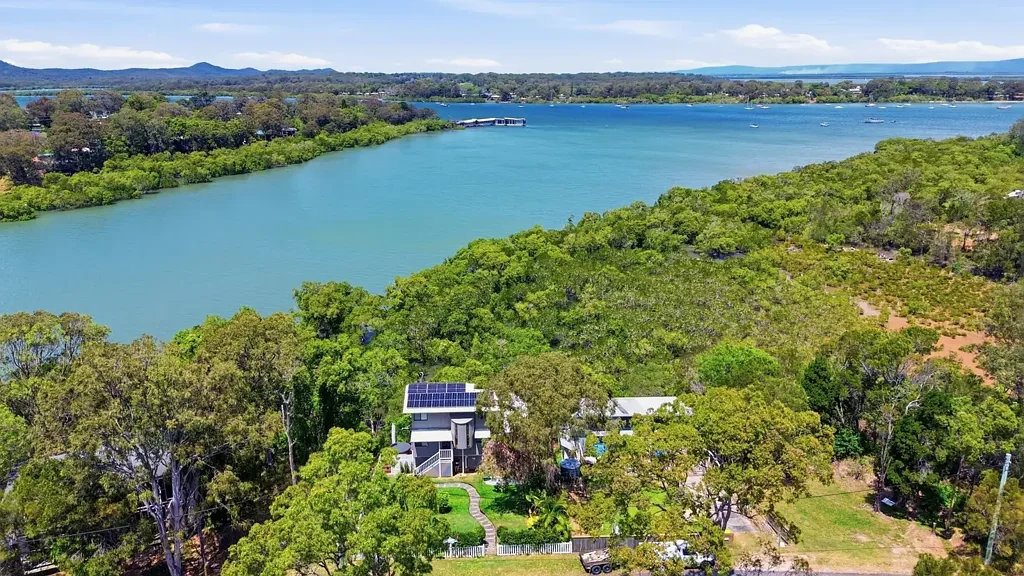 Macleay Island 2कमरा Modern Island Living with Water Views from Every Level