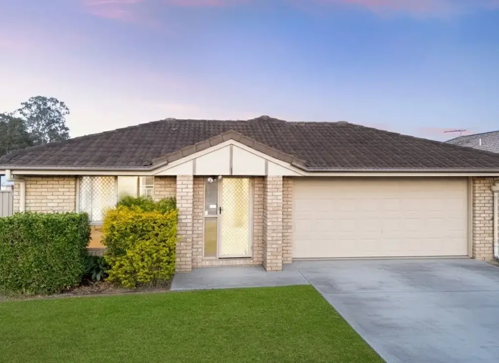 Goodna 4房 转角地块 双街通道 多功能住宅 完全通电双车位工作间 户外娱乐区 全年聚会 便捷生活配套 Family Home with Huge Potential - Corner Block with Workshop & Outdoor Living!