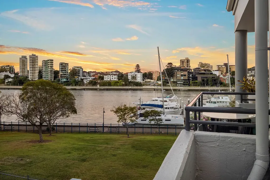 Kangaroo Point 2ਬੈੱਡਰੂਮ House-Like Proportions with North-East River Views!