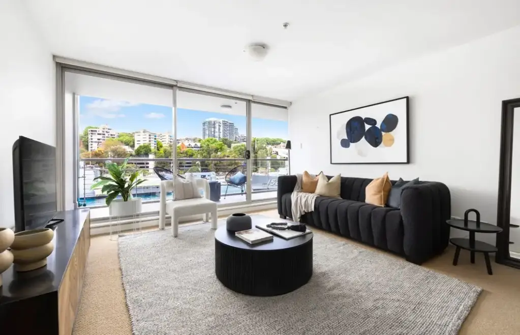Woolloomooloo 2房 海滨历史“Finger Wharf”内，阳光海景，现代设计，宽敞厨房，步入式衣柜，室内外阳台，两大浴室，充足存储，专用洗衣房，全年空调，安保停车，中心商务区。 Spacious Waterfront With Tranquil Surrounds, In Iconic Finger Wharf
