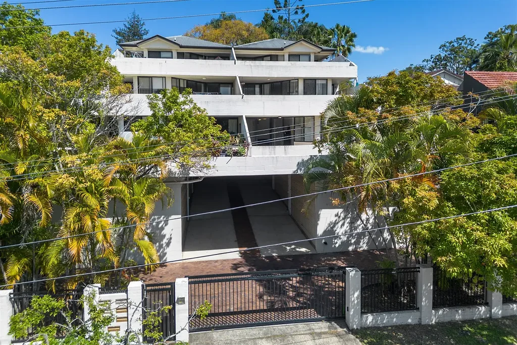 Auchenflower 2 Bedroom Spacious Auchenflower apartment with a Huge wraparound balcony