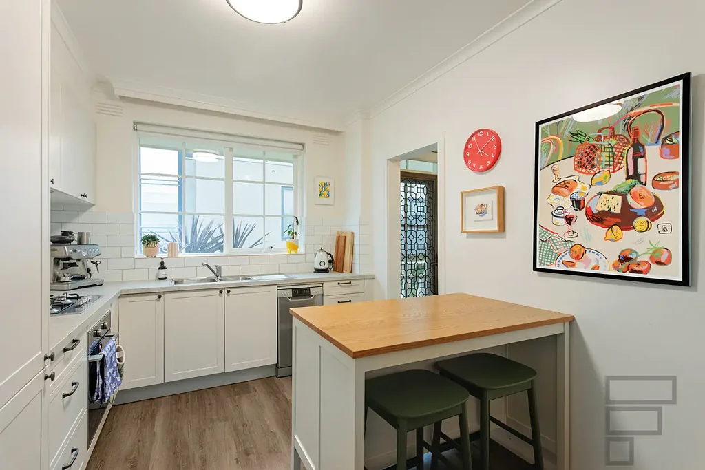 Spacious Two-Bedroom Apartment Opposite Hopetoun Gardens | FLARE REAL ESTATE