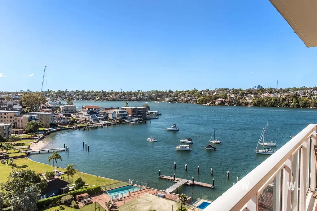 Drummoyne 2房 壮丽海港景观 两卧室公寓 水岸综合楼 优越位置 充满潜力 开放式起居 安全停车位 度假村设施 Bay Views, Exciting Potential in a Waterfront Setting