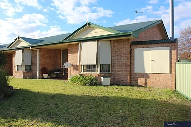 Inverell 2 Slaapkamer Immaculate Unit 8 Granville Court