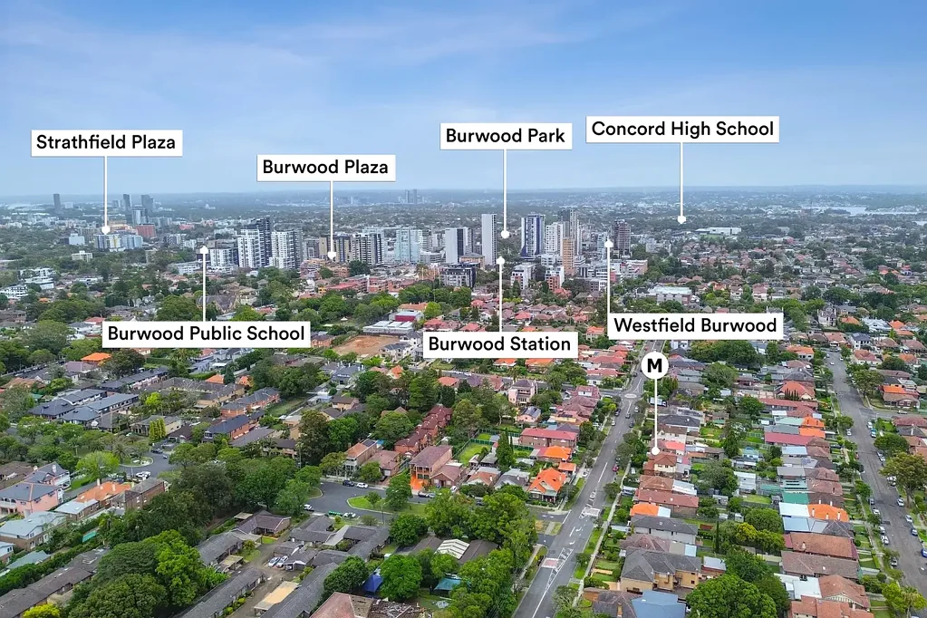 Burwood 3房 LMR分区潜力 平坦长方形地块 全砖住宅稳定收入 更新厨房Caesarstone台面 优越Burwood位置 步行可达车站学校 高华丽吊顶木地板 宽敞阳光后院 内西区高需求位置 Prime Burwood Landholding with Exceptional Development Upside