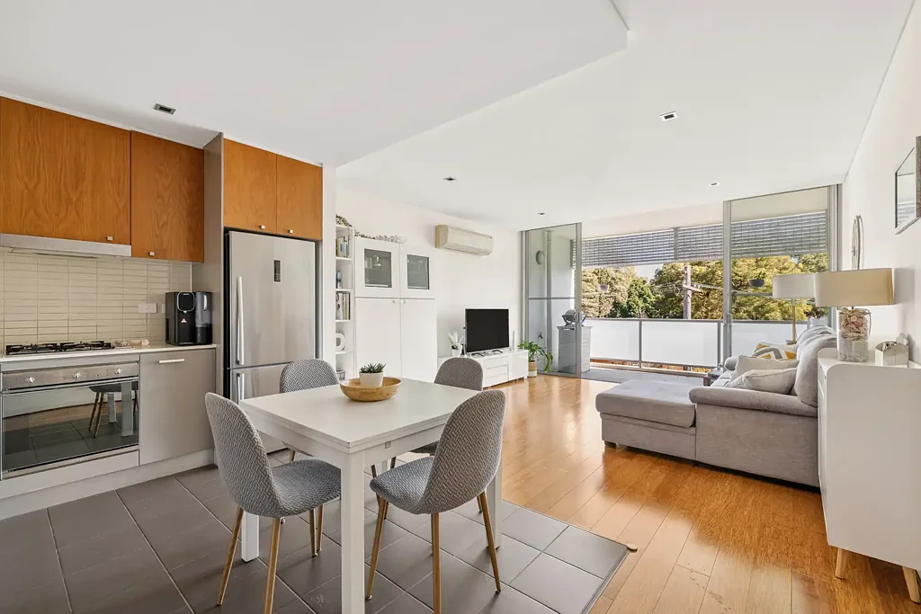 Five Dock 1ਬੈੱਡਰੂਮ Oversized one-bedroom plus study with treetop views